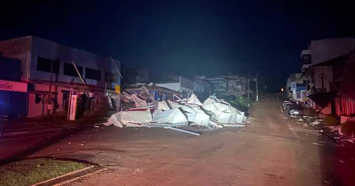 Brazil tornado: Kills six, injures hundreds