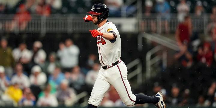 Braves tender contracts to 5 players, including newly acquired Dubón