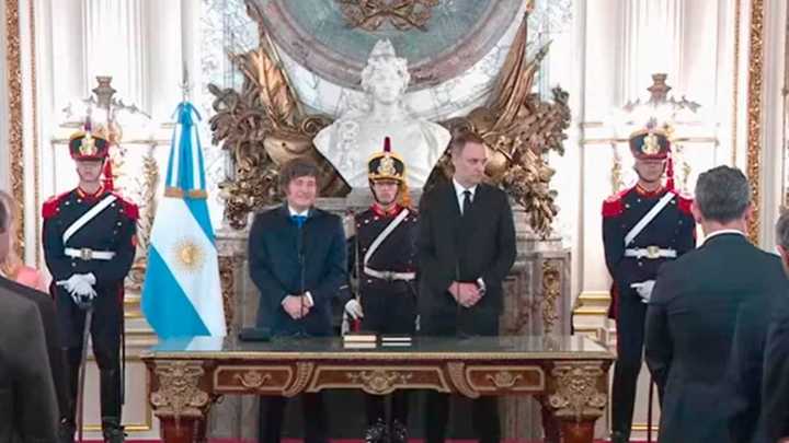 Javier Milei le tomó juramento a Manuel Adorni, quien asumió la Jefatura de Gabinete en lugar de Francos