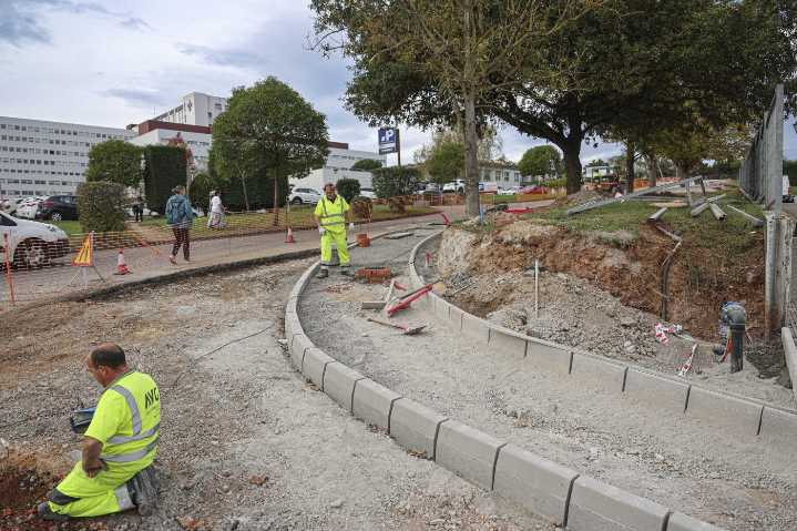 Las obras de mejora de la movilidad para acceder al Hospital San Agustín finalizarán en enero