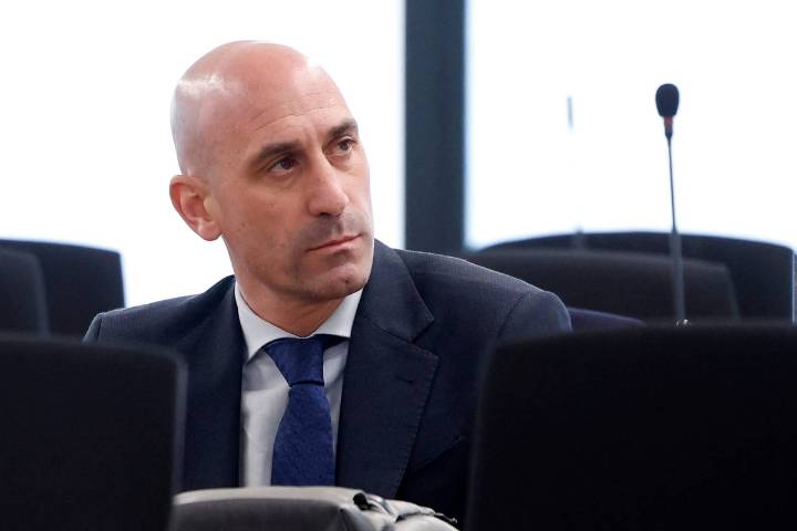 Luis Rubiales has eggs thrown at him by his uncle during book event in Madrid