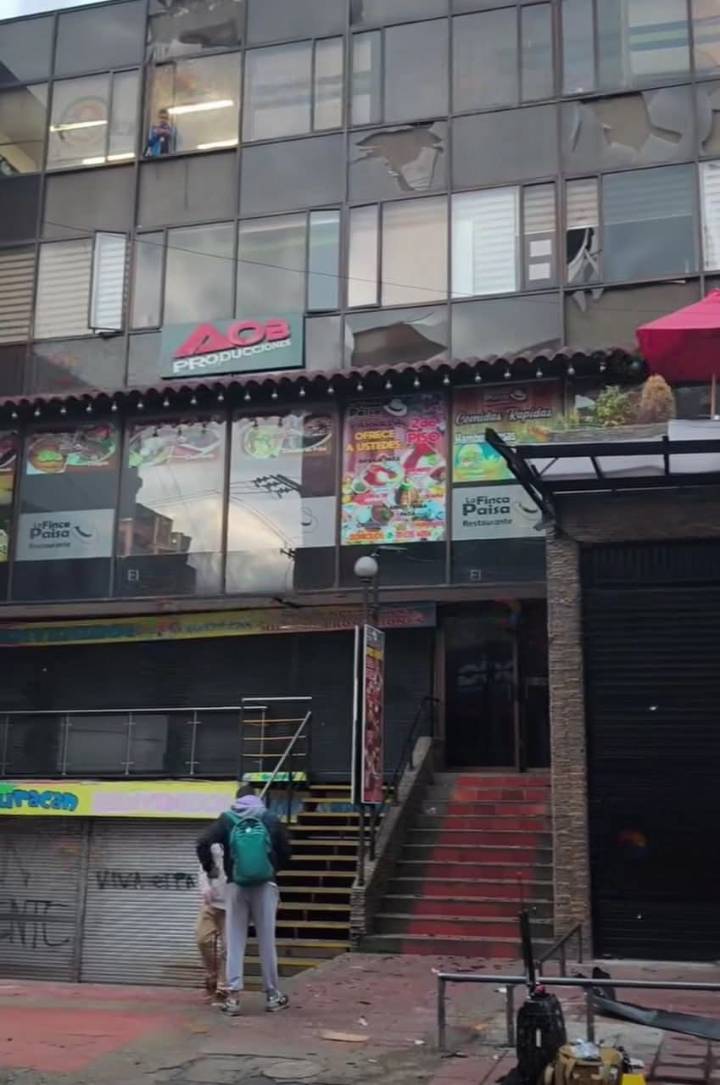 🚨 Explosión sacude la sede de RCN Radio en Pasto y causa pánico en pleno centro