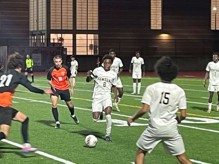 Springfield Central takes down reigning champ, advances in D-I boys soccer tournament (video)