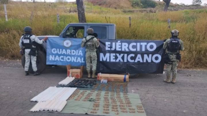 Aseguran 52 kg de explosivos en Michoacán