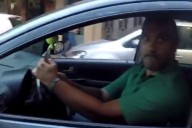 Lo escrachó jugando a los jueguitos mientras manejaba con su hija a bordo y se hizo viral