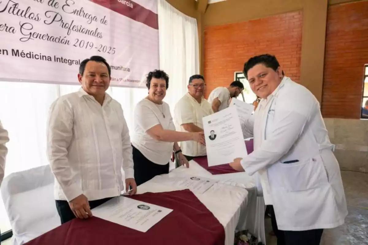 Entregan títulos profesionales a la primera generación de la Universidad para el Bienestar Benito Juárez García en Ticul