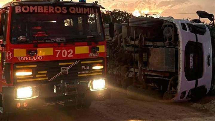 Quimilí: un chofer quedó atrapado tras violento vuelco de un camión batea