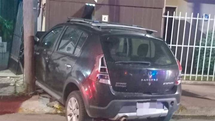 Perdió el control del auto, chocó dos viviendas y su familia se enfrentó con la Policía