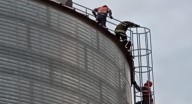 Bomberos rescataron a un operario en un silo