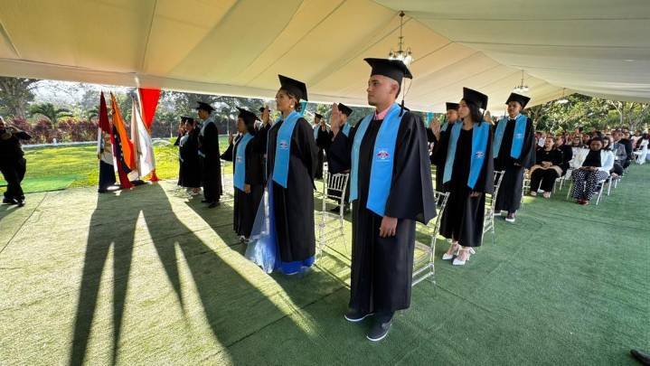Instituto Universitario JHS celebró la graduación de su primera promoción de...