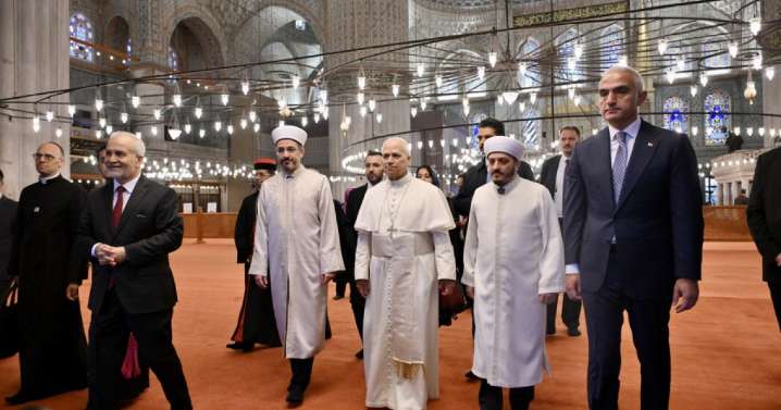 El papa León XIV lamenta el uso de la religión para justificar guerras, en misa en Estambul con 4.000 fieles