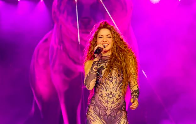 ¡Shakira desborda éxito! Billboard la corona como la artista latina más taquillera de todos los tiempos.