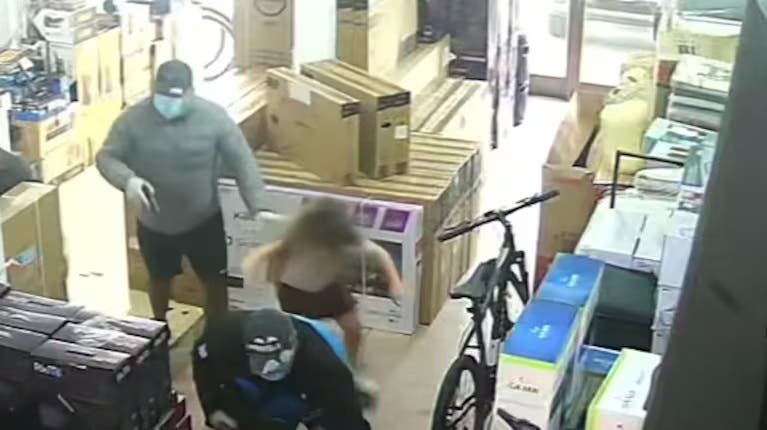 Violento robo en Solano: delincuentes asaltaron un comercio a mano armada y le apuntaron a una nena