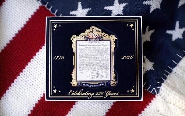 Revela EU adorno conmemorativo para su 250.º aniversario