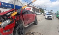 Conductor impacta camioneta de lujo contra barrera del bulevar Colosio en Cancún