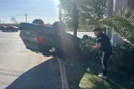 Da vuelta y vuelca en bulevar Gómez Morín