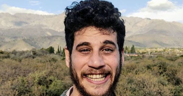 El hijo hippie de Julián Weich, construyó su casa a mano y con barro: así quedó