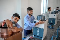 En India, agobiada por la contaminación, ellos respiran distinto