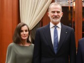 La Reina Letizia pone el punto de sofisticación a la cena con el presidente chino y la primera dama con un delicado vestido de plumas