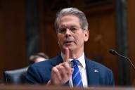 EE.UU. recortará los beneficios fiscales a los inmigrantes y elevará la revisión de las remesas