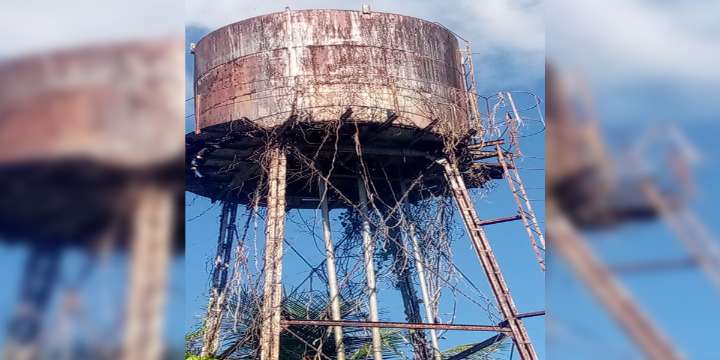Tanque de agua a punto de caerse en Uracoa