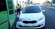 Choca contra un bus de la EMT tras intentar adelantarlo en una parada del Passeig Marítim