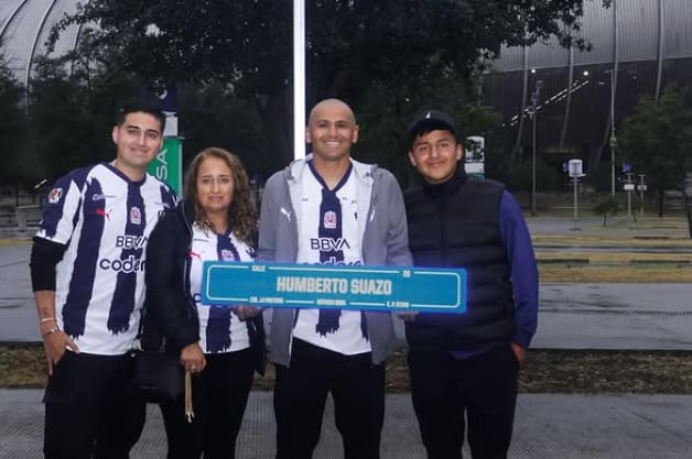 Humberto “Chupete” Suazo recibe el mayor reconocimiento por parte del Monterrey: legado eterno en México