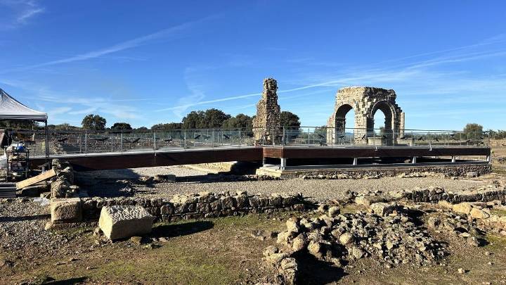 El arco, las termas, la domus, el anfiteatro… Cáparra recupera su esencia romana