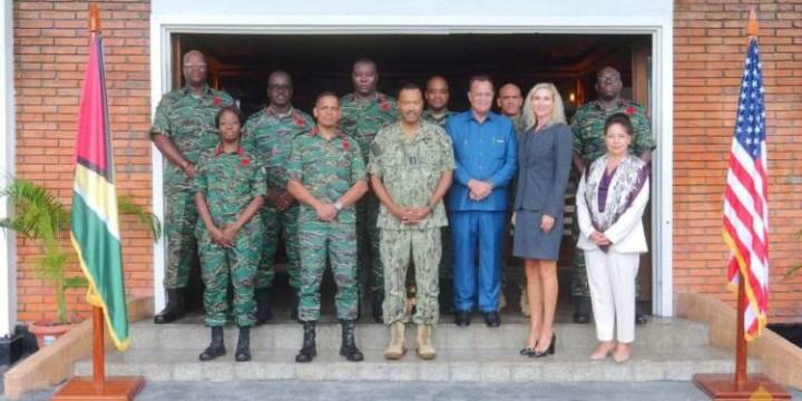 El comandante del Comando Sur de EE. UU. realiza visita a Guyana para fortalecer la seguridad y estabilidad en la región.
