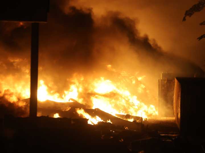 Incendio en el polo industrial de Ezeiza: la Provincia advierte que durará toda la noche y pide a los vecinos no salir y cerrar ventanas