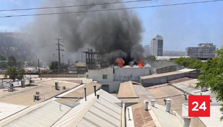 Gran incendio afecta a locales comerciales y casas en pleno centro de Viña del Mar