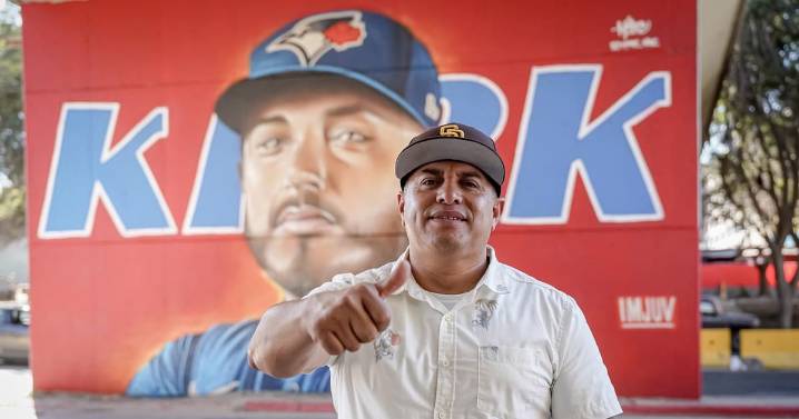 Homenajean a Alejandro Kirk con mural en Tijuana