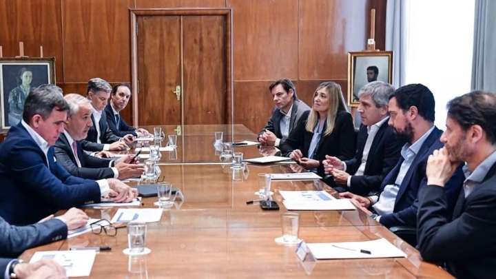 Automotrices le pidieron a Caputo impulsar la competitividad exportadora