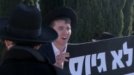 Ultraortodoxos atacan a dos diputados israelíes por la nueva ley de reclutamiento