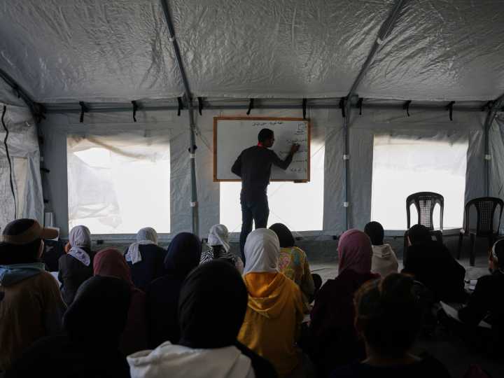 Photos: Race to reopen Gaza schools