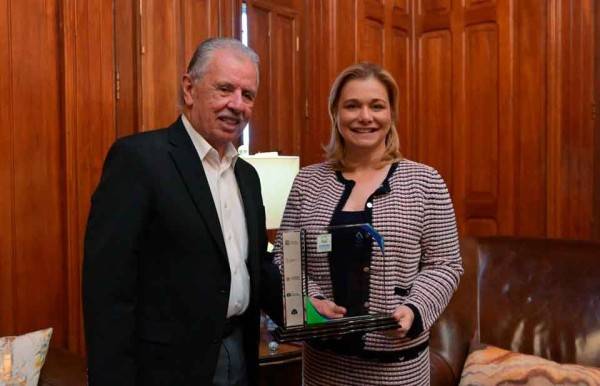 Recibe Maru Campos reconocimiento del CCE