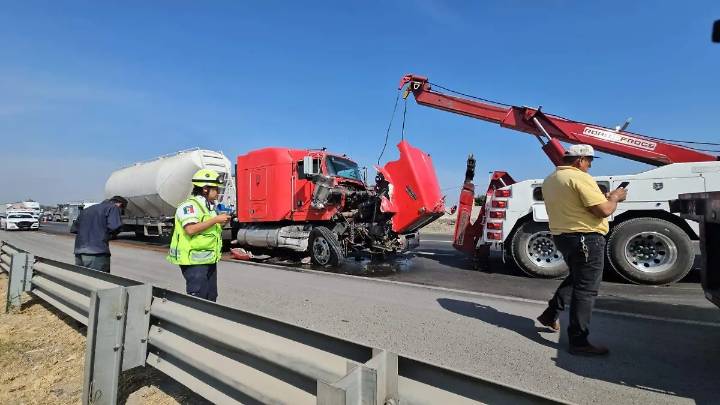 Tráiler estrelló con plataforma al evitar chocar con auto
