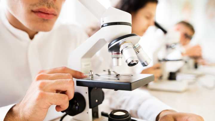 China acelera en la carrera por la eterna juventud: así funciona la pastilla que promete 150 años de vida