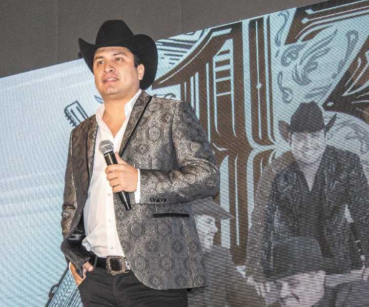 Julión Álvarez rompe el celular de un fan en pleno concierto y desata críticas en redes sociales