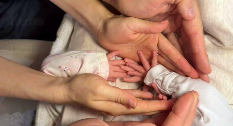 ¡Martha Higareda recibe a sus gemelas con Lewis Howes!