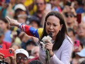 Machado a funcionarios militares y civiles: “Bajen las armas”