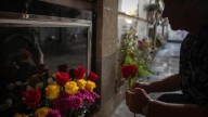 Estos muertos están muy vivos: familiares recuerdan a sus seres queridos en el cementerio de Santa Lastenia