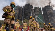 Rescatistas buscan a más de 250 desaparecidos tras el masivo incendio en complejo residencial en Hong Kong: hay al menos 55 muertos