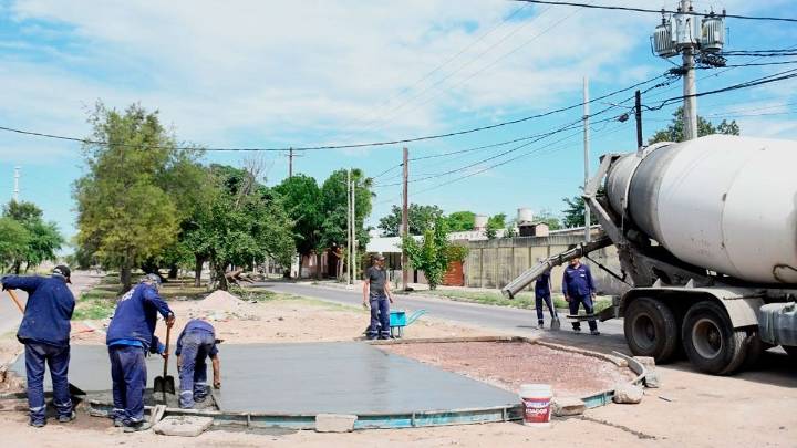 Obras Públicas de la Capital construyó 42 punteras de hormigón en platabandas del Bº Ejército Argentino