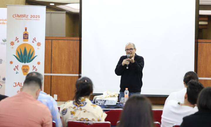 Brinda Ernesto Villanueva consejos a periodistas para evitar demandas