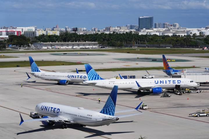 FAA lifts order slashing flights, allowing commercial airlines to resume their regular schedules