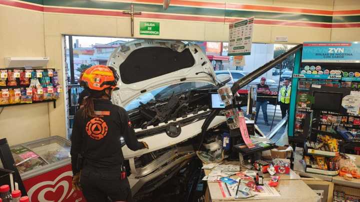 Pareja Resulta Lesionada al Chocar contra Tienda de Autoservicio en Monterrey