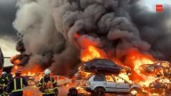 Un aparatoso incendio calcina varios vehículos en un desguace y pone en peligro varias naves