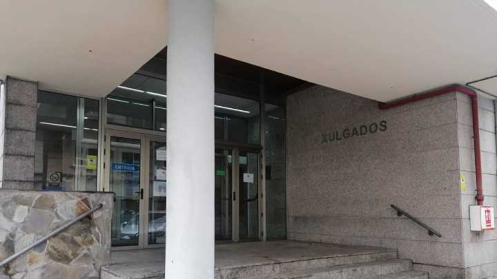 Un juzgado de Ferrol condena a siete años de cárcel a un hombre por robar en casas y agredir a sus víctimas con un bastón