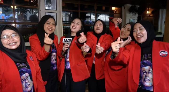 Indonasian fans dance, cut cake outside Mannat on SRK's 60th birthday